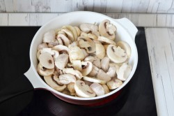 название картинки Жульен с курицей и грибами в духовке