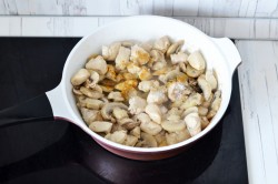 название картинки Жульен с курицей и грибами в духовке