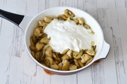 название картинки Жульен с курицей и грибами в духовке