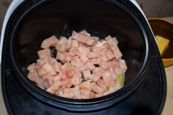 название картинки Жульен в мультиварке с курицей и грибами