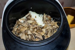 название картинки Жульен в мультиварке с курицей и грибами