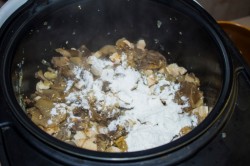 название картинки Жульен в мультиварке с курицей и грибами