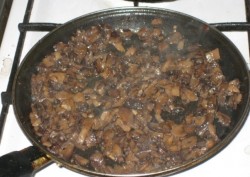 название картинки Жульен с куриным филе и шампиньонами на сковороде