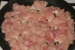 название картинки Жульен с куриным филе и шампиньонами на сковороде