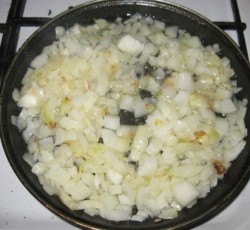 название картинки Жульен с куриным филе и шампиньонами на сковороде