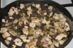 название картинки Жульен с куриным филе и шампиньонами на сковороде