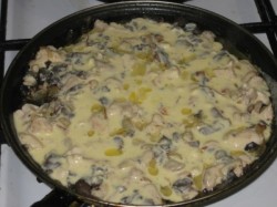 название картинки Жульен с куриным филе и шампиньонами на сковороде