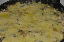 название картинки Жульен с куриным филе и шампиньонами на сковороде