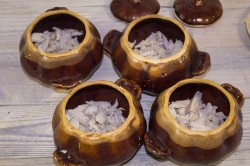 название картинки Жульен в горшочке с курицей и грибами