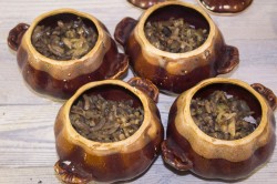 название картинки Жульен в горшочке с курицей и грибами