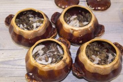 название картинки Жульен в горшочке с курицей и грибами