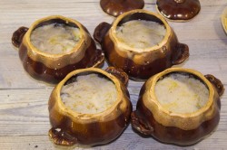 название картинки Жульен в горшочке с курицей и грибами