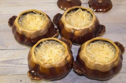 название картинки Жульен в горшочке с курицей и грибами