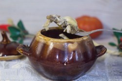 название картинки Жульен в горшочке с курицей и грибами