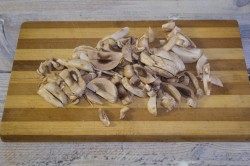 название картинки Жульен в горшочке с курицей и грибами