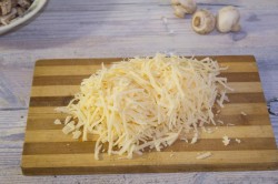 название картинки Жульен в горшочке с курицей и грибами