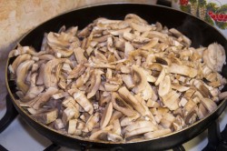 название картинки Жульен в горшочке с курицей и грибами