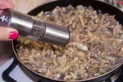 название картинки Жульен в горшочке с курицей и грибами