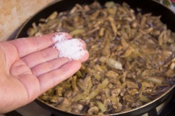 название картинки Жульен в горшочке с курицей и грибами