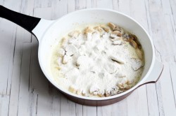 название картинки Жульен в кокотницах с курицей и грибами