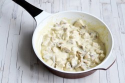 название картинки Жульен в кокотницах с курицей и грибами