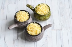 название картинки Жульен в кокотницах с курицей и грибами