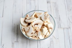 название картинки Жульен в кокотницах с курицей и грибами