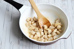 название картинки Жульен в кокотницах с курицей и грибами