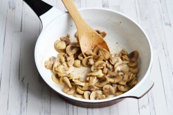 название картинки Жульен в кокотницах с курицей и грибами