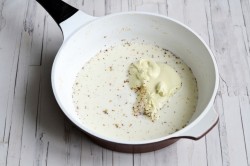 название картинки Жульен в кокотницах с курицей и грибами