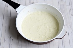 название картинки Жульен в кокотницах с курицей и грибами