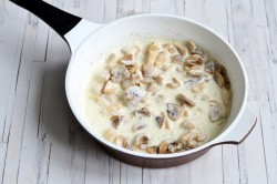 название картинки Жульен в кокотницах с курицей и грибами