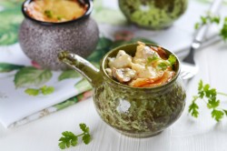 название картинки Жульен в кокотницах с курицей и грибами