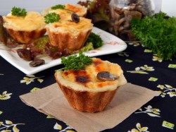 название картинки Жульен с курицей и сметаной в тарталетках