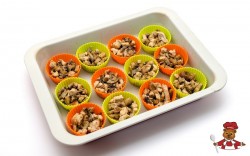 название картинки Жульен с курицей и грибами в формочках для кекса