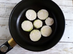 Кабачки жареные в муке на сковороде