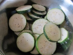 Кабачки на гриле с оливковым маслом с петрушкой