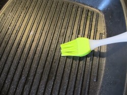 Кабачки на гриле с оливковым маслом с петрушкой