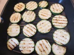 Кабачки на гриле с оливковым маслом с петрушкой