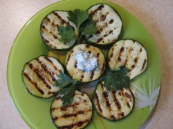 Кабачки на гриле с оливковым маслом с петрушкой