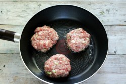 Кабачки с фаршем на сковороде