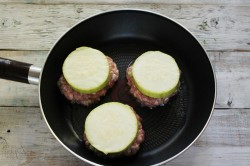 Кабачки с фаршем на сковороде
