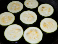 Кабачки с фаршем в духовке с помидорами - шаг 4 Кабачки с фаршем в духовке с помидорами - шаг 4