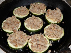Кабачки с фаршем в духовке с помидорами - шаг 5 Кабачки с фаршем в духовке с помидорами - шаг 5