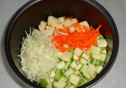 Кабачки с капустой и картошкой в мультиварке