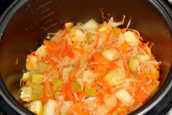 Кабачки с капустой и картошкой в мультиварке
