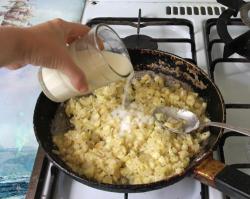 Кабачки с луком и творогом