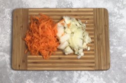 Кабачки с овощами на сковороде - шаг 3