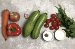 Кабачки с овощами на сковороде - шаг 1