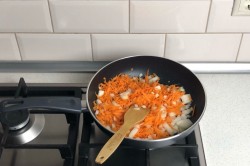 Кабачки с овощами на сковороде - шаг 6